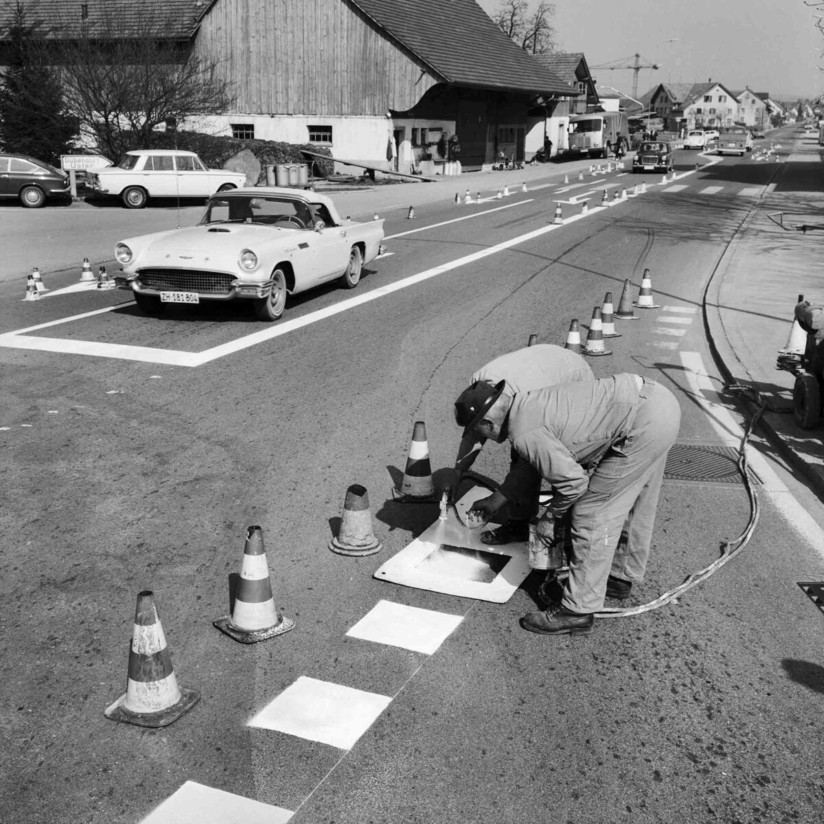 An den ersten trockenen Fruehjahrstagen beginnen die "Strassenmaler" alljaehrlich mit ihrer Arbeit. Im letzten strengen und schneereichen Winter, da wurden die farbigen Strassenmarkierungen ganz besonder stark angegriffen, und an manchen Stellen aehnt amn die Fussgaengerstreifen nur noch", aufgenommen in Zuerich im April 1968.
