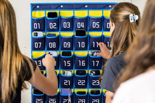 Des eleves valaisans deposent les telephones portables dans un "garage a telephones" avant le debut des cours dans une classe de l'ecole de la commune