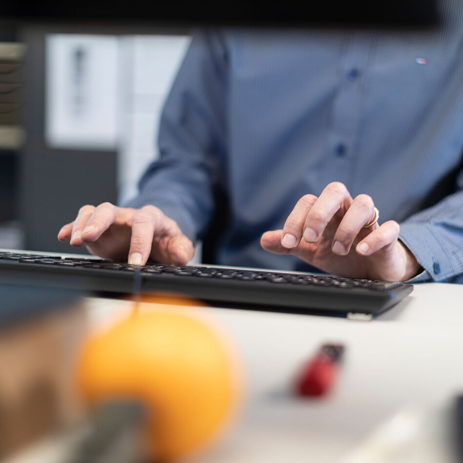 Un redacteur de l'agence de presse Keystone-SDA-ATS au travail dans la redaction au siege de l'agence a Berne-Wankdorf.