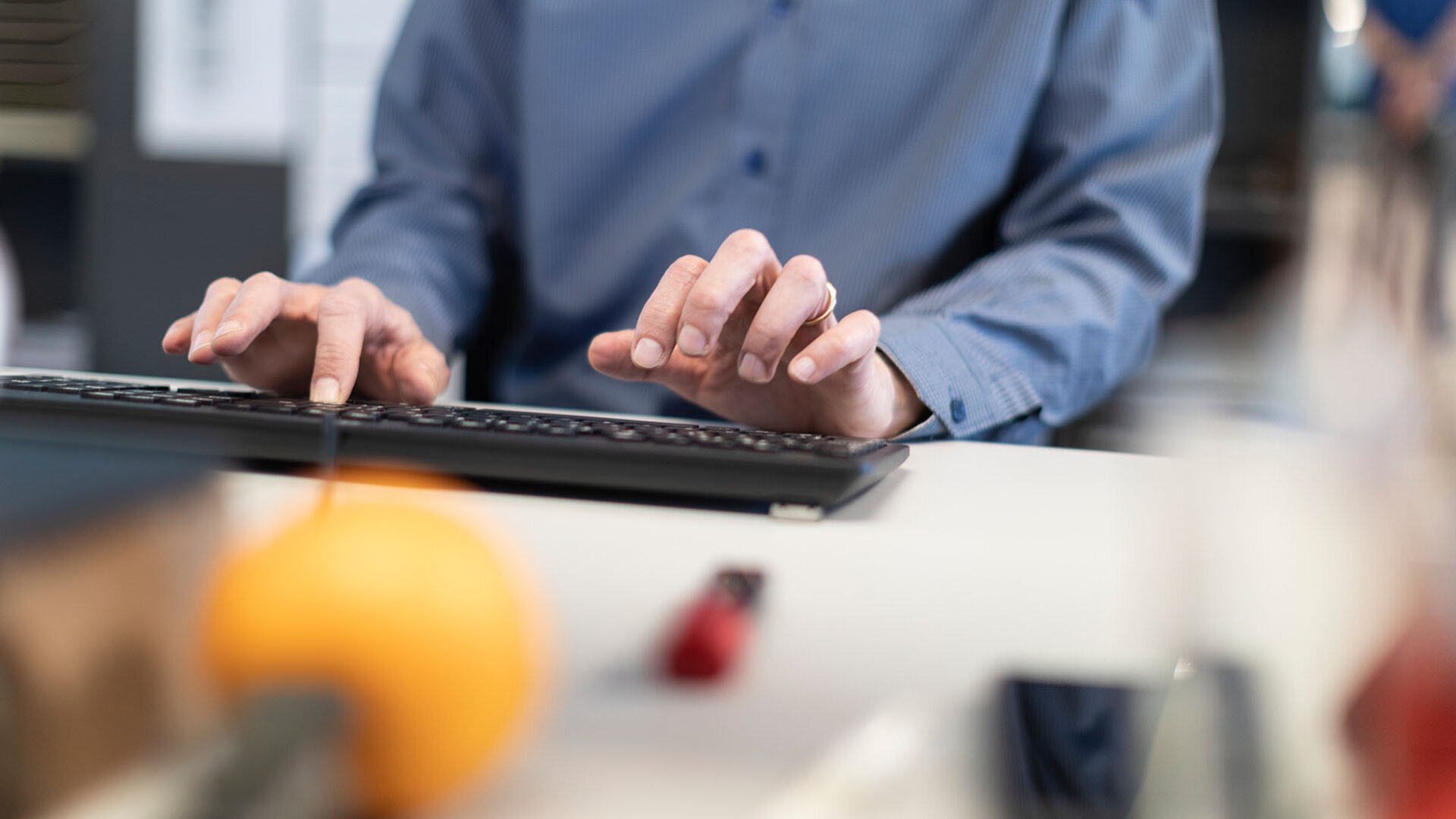 Un redacteur de l'agence de presse Keystone-SDA-ATS au travail dans la redaction au siege de l'agence a Berne-Wankdorf.