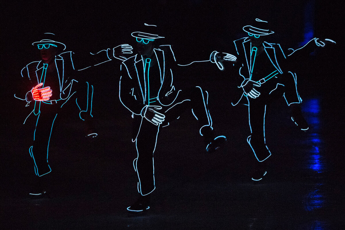 Drei Kuenstler unterhalten die Zuschauer an der Eiskunstlaufgala "Art on Ice" am Donnerstag, 4. Februar 2016 im Hallenstadion in Zuerich