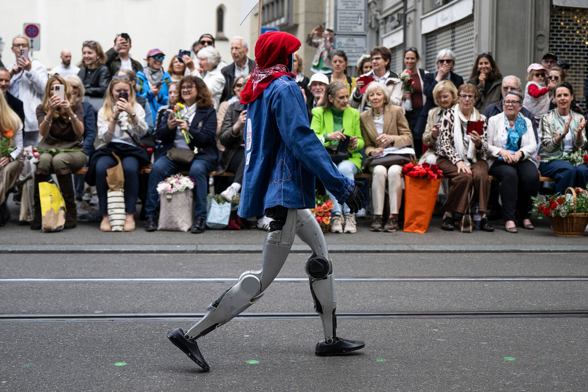 Ein Roboter laeuft am traditionellen Umzug der Zuenfte am Zuercher Sechselaeuten am Montag, 20. April 2026 in Zuerich.