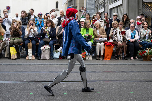 Ein Roboter laeuft am traditionellen Umzug der Zuenfte am Zuercher Sechselaeuten am Montag, 20. April 2026 in Zuerich.