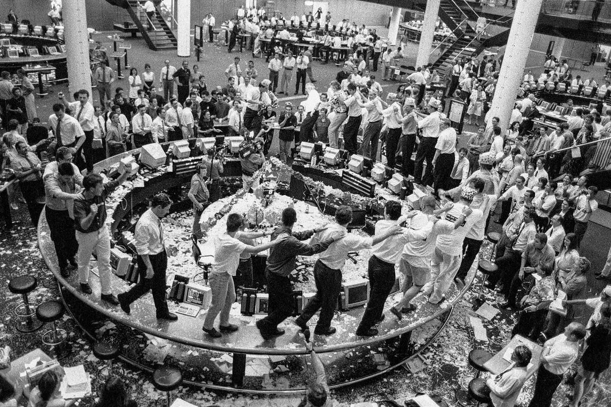 Der Tanz der Boersianer in der Nacht auf den 1. August 1996 auf den Tischen der Boerse in Zuerich wird zum Tanz der Vampire. 