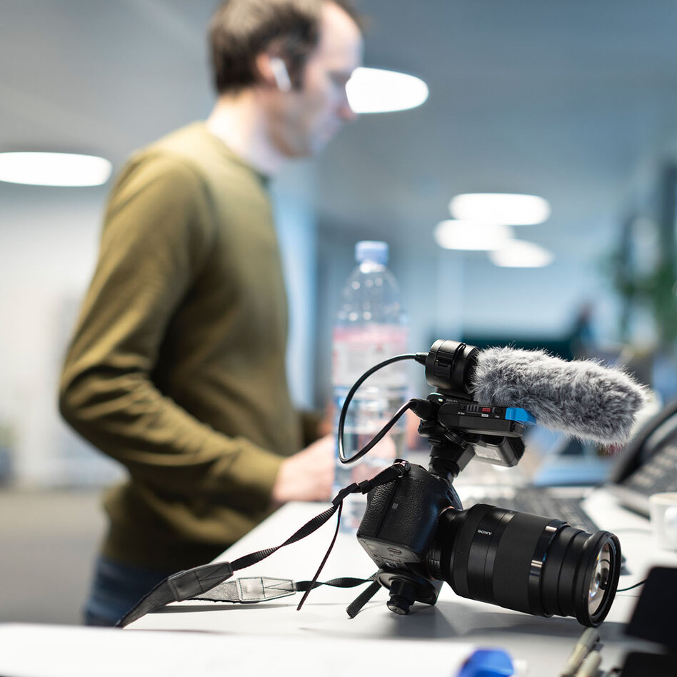 Des redactrices et redacteurs de l'agence de presse Keystone-SDA-ATS au travail dans la redaction au siege de l'agence a Berne-Wankdorf.