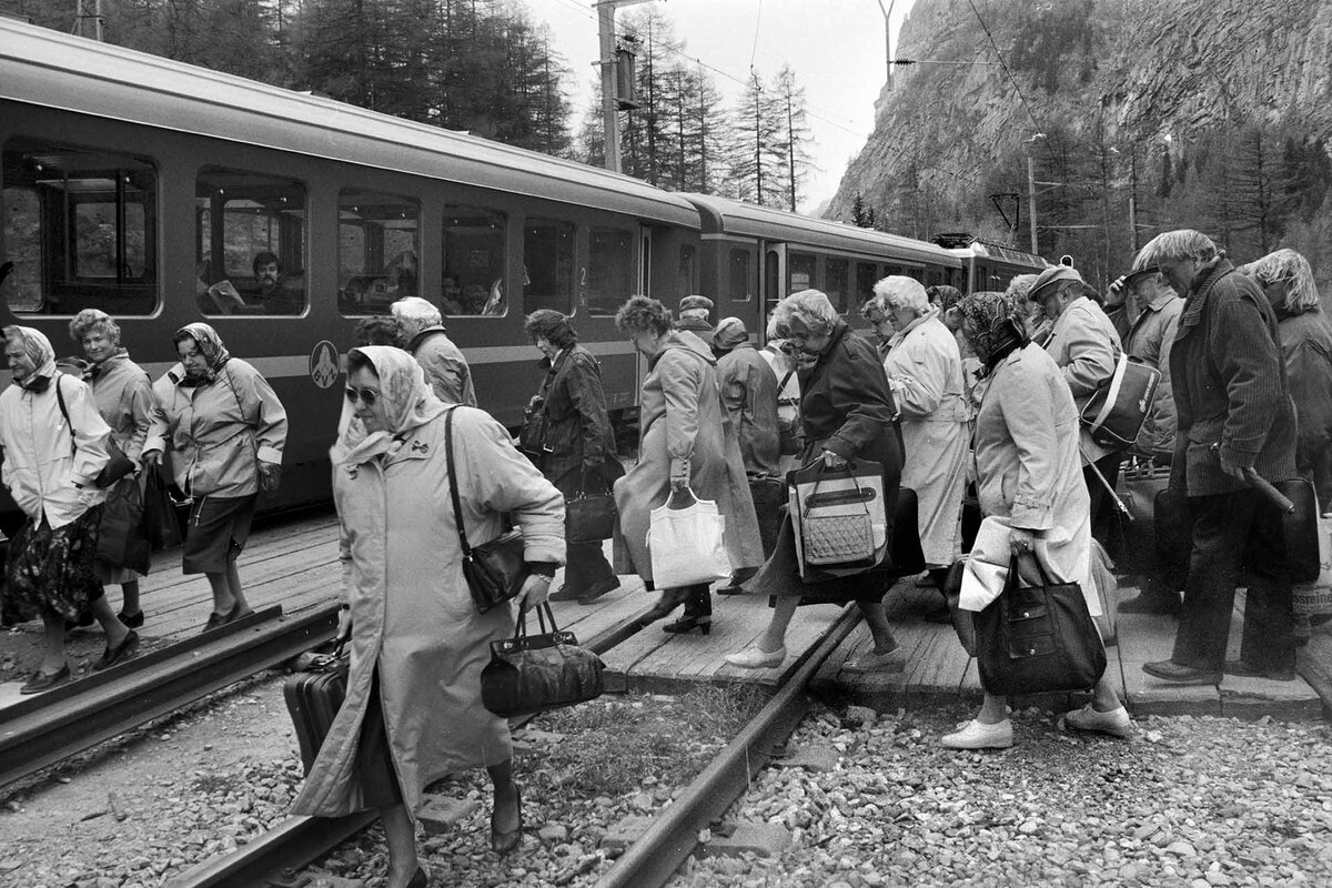 Nach drei wiederholten Bergstuerzen bei Randa im Mattertal, Kanton Wallis, werden die Einwohnerinnen evakuiert und eilen auf den Zug.