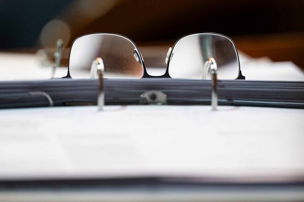 Die Brille eines Staenderats liegt auf der Fahne zur Debatte um das Vertragspaket mit der EU, Bilaterale III, an der Herbstsession der Eidgenoessischen Raete