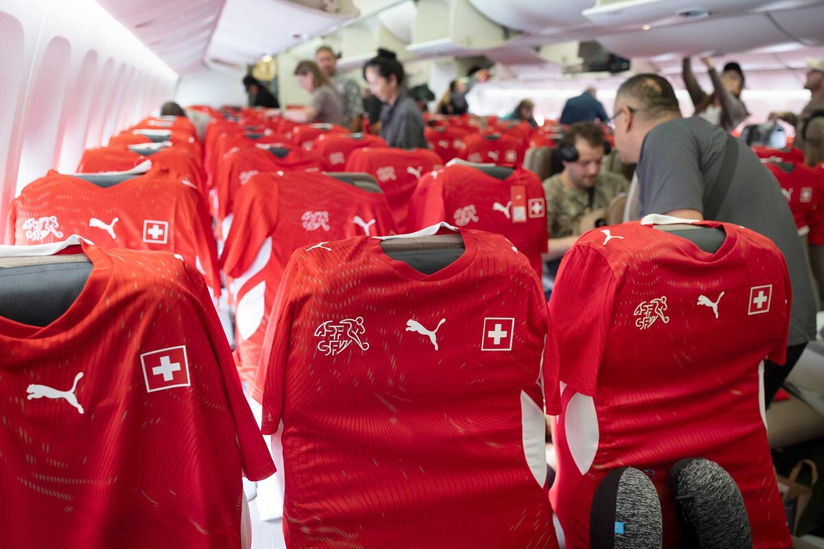 Shirts der Schweizer Fussball-Nationalmannschaft haengen als Geschenk fuer alle Passagiere ueber den Sitzen im Flugzeug, vor dem Abflug der Schweizer Fussball Nationalmannschaft zur Fussball WM 2026 (Soccer World Cup 2026) nach San Diego