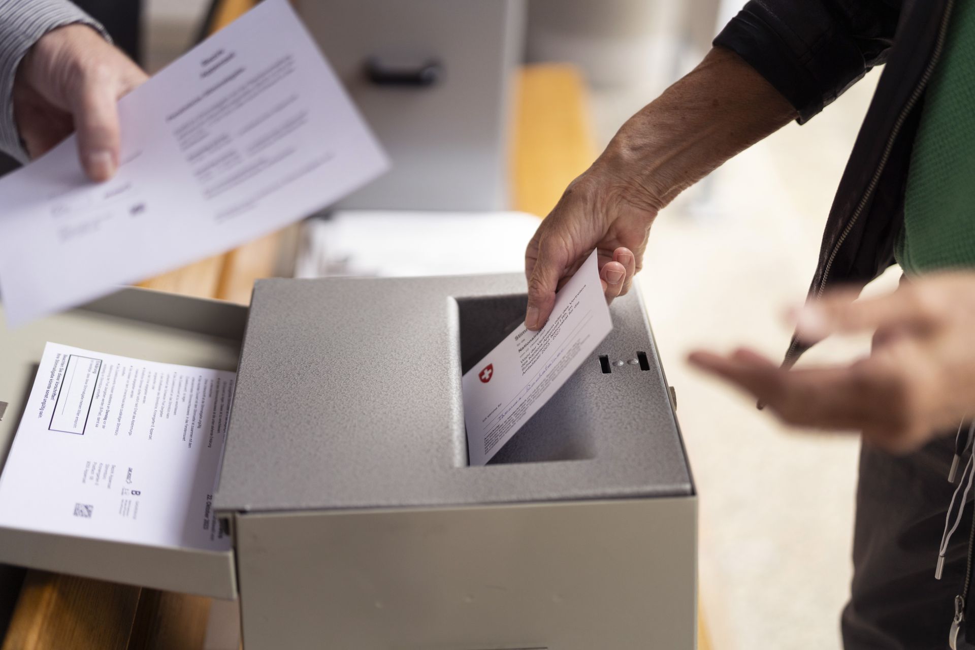 Personen werfen ihren Wahlzettel in die Wahlurne fuer die eidgenoessischen Wahlen am Sonntag, 22. Oktober 2023 in Appenzell. Die Schweizer Buergerinnen und Buerger waehlen das Bundesparlament mit den beiden Kammern Nationalrat und Staenderat.