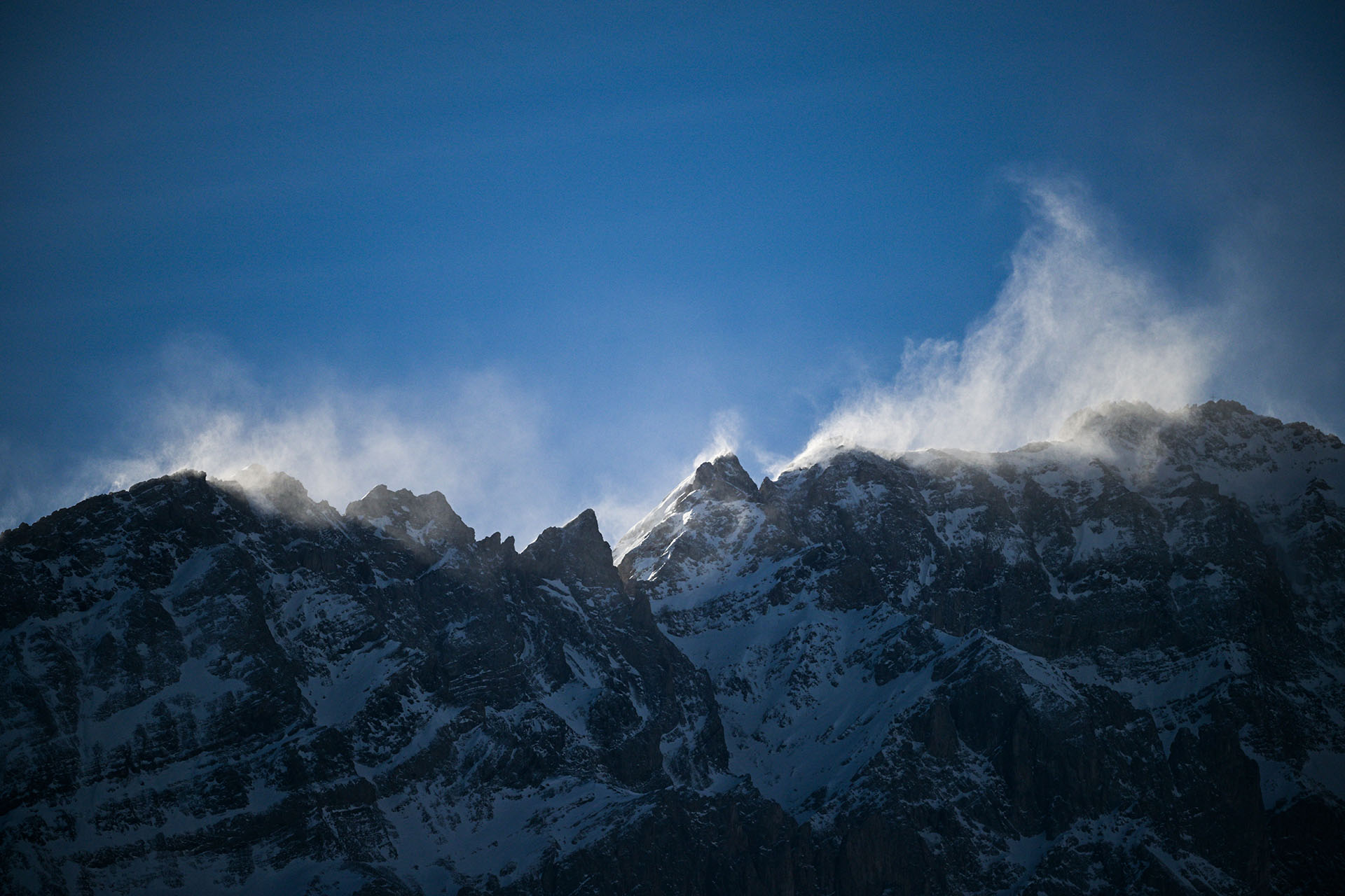 Un fort vent de foehn souffle la neige du mont Calanda.