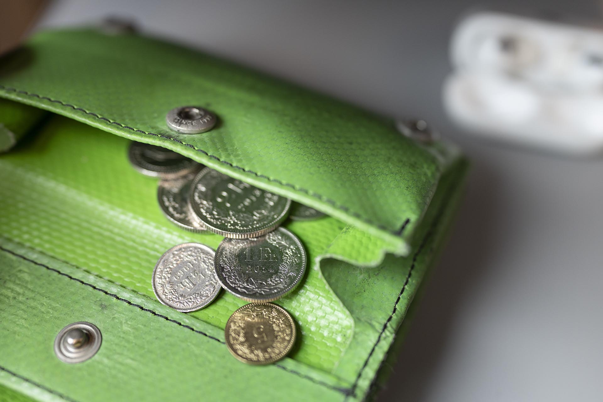 Des pieces suisses se trouvent dans un porte-monnaie.