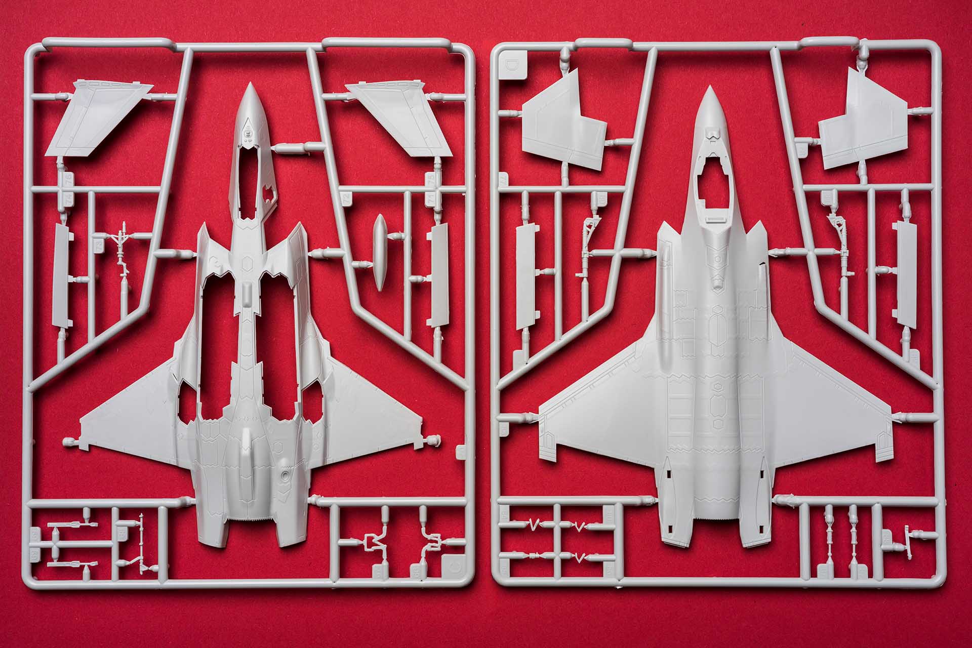Des pieces d'une maquette du Lockheed Martin F-35A Lightning II.