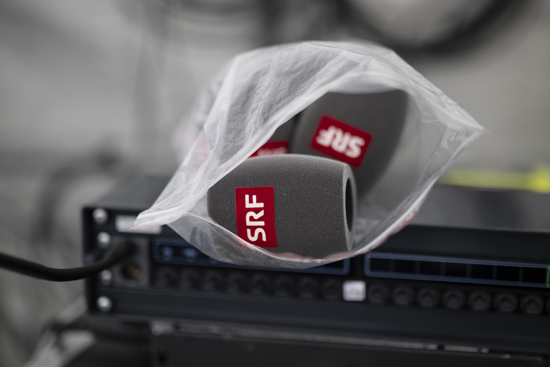 Des bonnettes de micro, photographiees lors de la visite de production de la SSR a la Fete federale de lutte suisse et des alpages 2025.