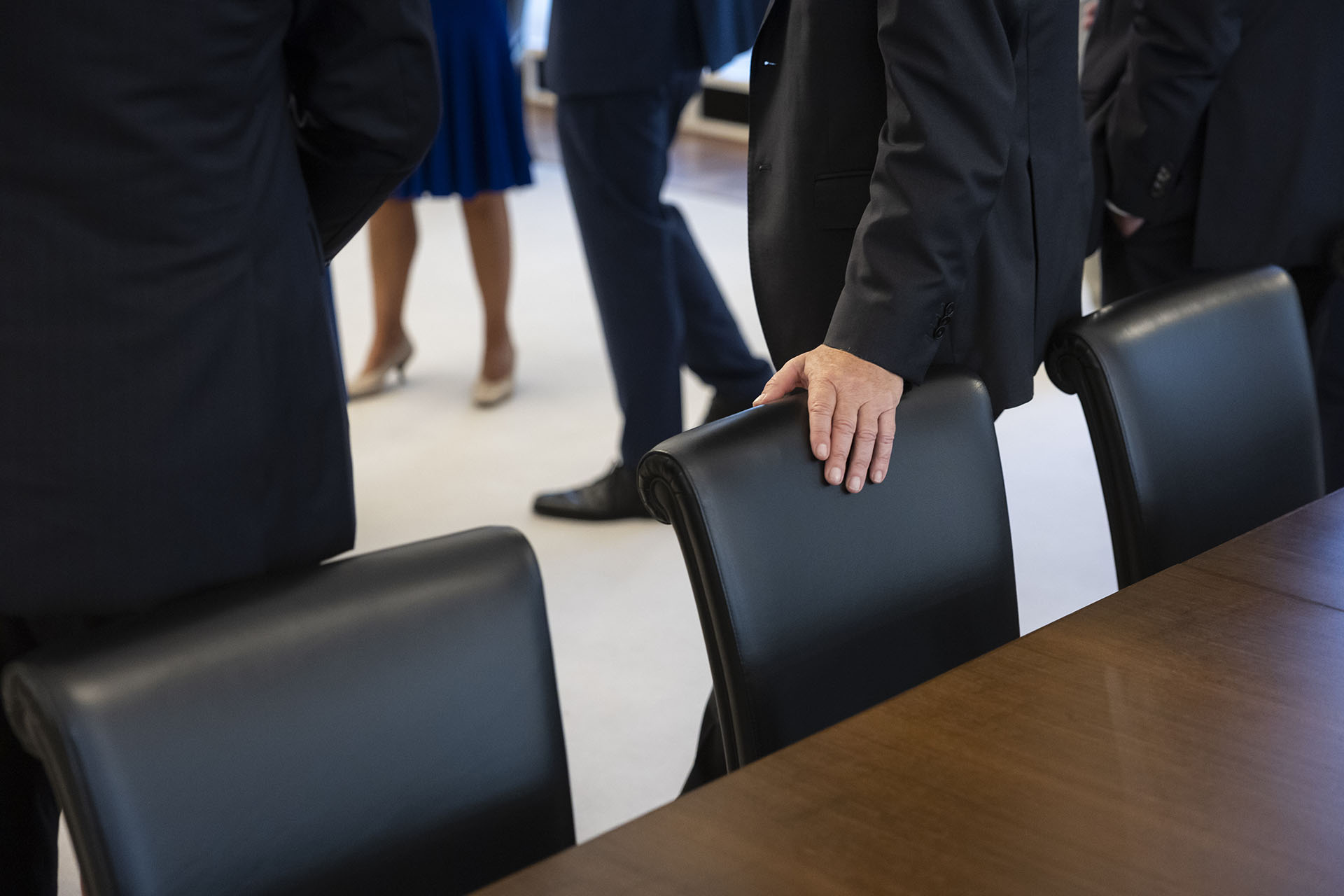 Bundesraetin Karin Keller-Sutter, hinten, diskutiert vor Sitzungsbeginn mit den Teilnehmern, am Dienstag, 23. August 2022 in Bern. 