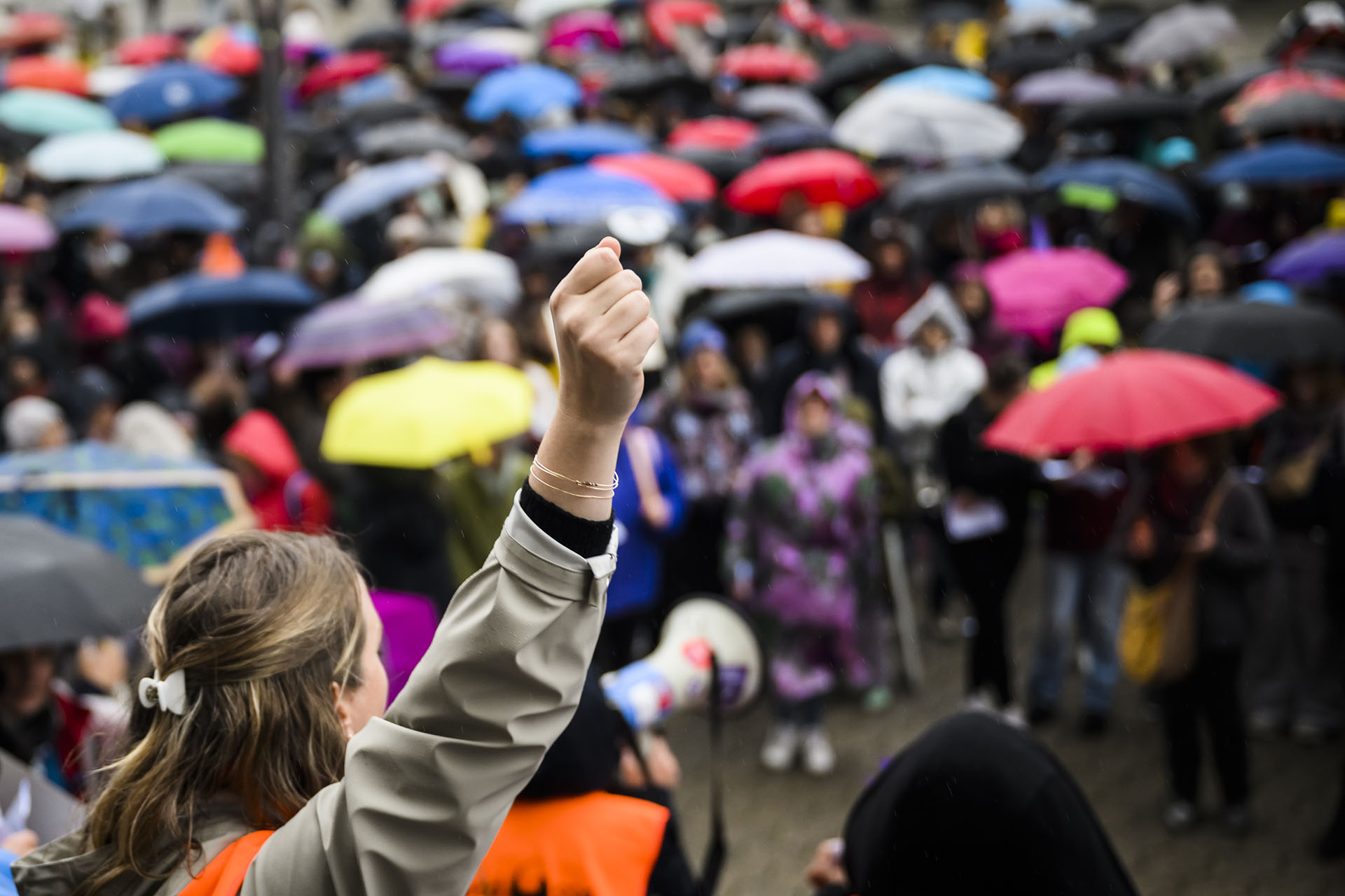 Des femmes manifestent dans la rue lors d'une manifestation contre l'AVS a 65 ans pour les femmes le samedi 1 octobre 2022 a Lausanne.