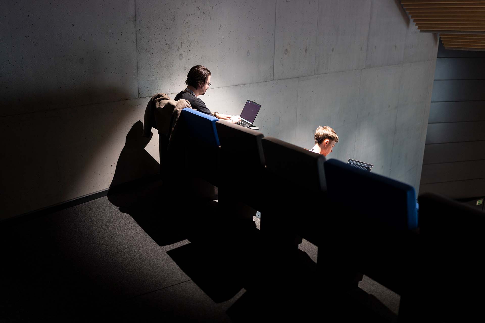 Teilnehmer eines Workshops im Rahmen der 'Applied Machine Learning Days AMLD 2026' der EPFL zum Thema KI und schreiben Codes auf ihren Laptops