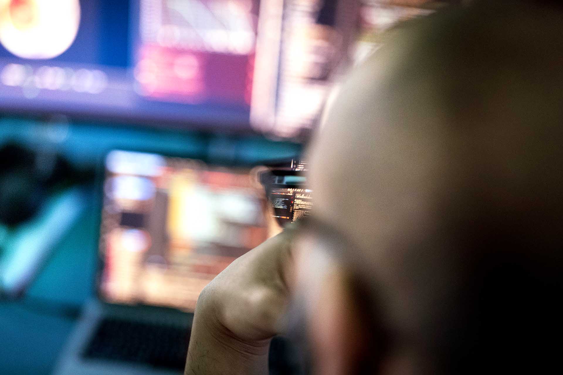 Amith J. Kamath, PhD-Student an der University of Bern, ARTORG Center for Biomedical Engineering Research, Medical Image Analysis Group, betrachtet mithilfe von KI Bilder eines Gehirns auf einem Bildschirm