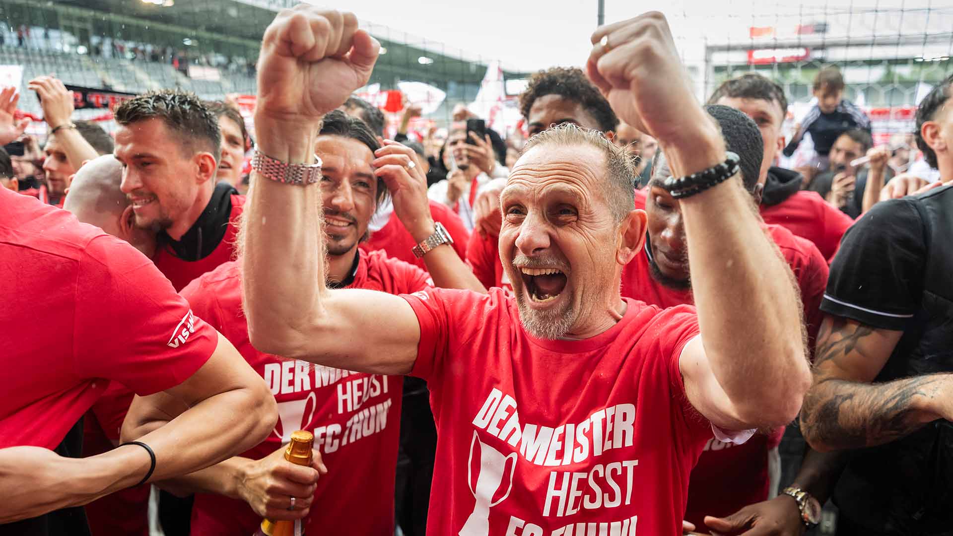 Thun Cheftrainer Mauro Lustrinelli feiert den soeben gesichterten Meistertitel, am Sonntag, 3. Mai 2026 in der Stockhorn Arena in Thun.