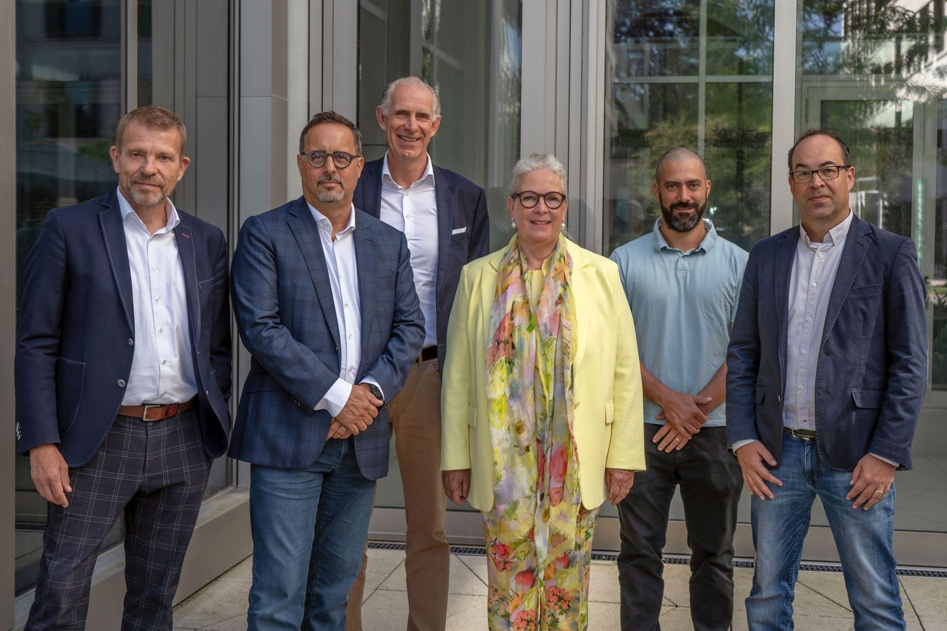 Michael Kaspar (redacteur en chef ZOM), Hanspeter Kellermueller (CEO Keystone-ATS), Ralph Brechlin (CEO ZOM), Karin Lenzlinger (presidente du conseil d'administration ZOM), Roman Mordasini (CFO ZOM) et Sandro Muehlebach (redacteur en chef adjoint Keystone-ATS), de gauche a droite, fin aout 2025 apres la signature du contrat a Wetzikon.