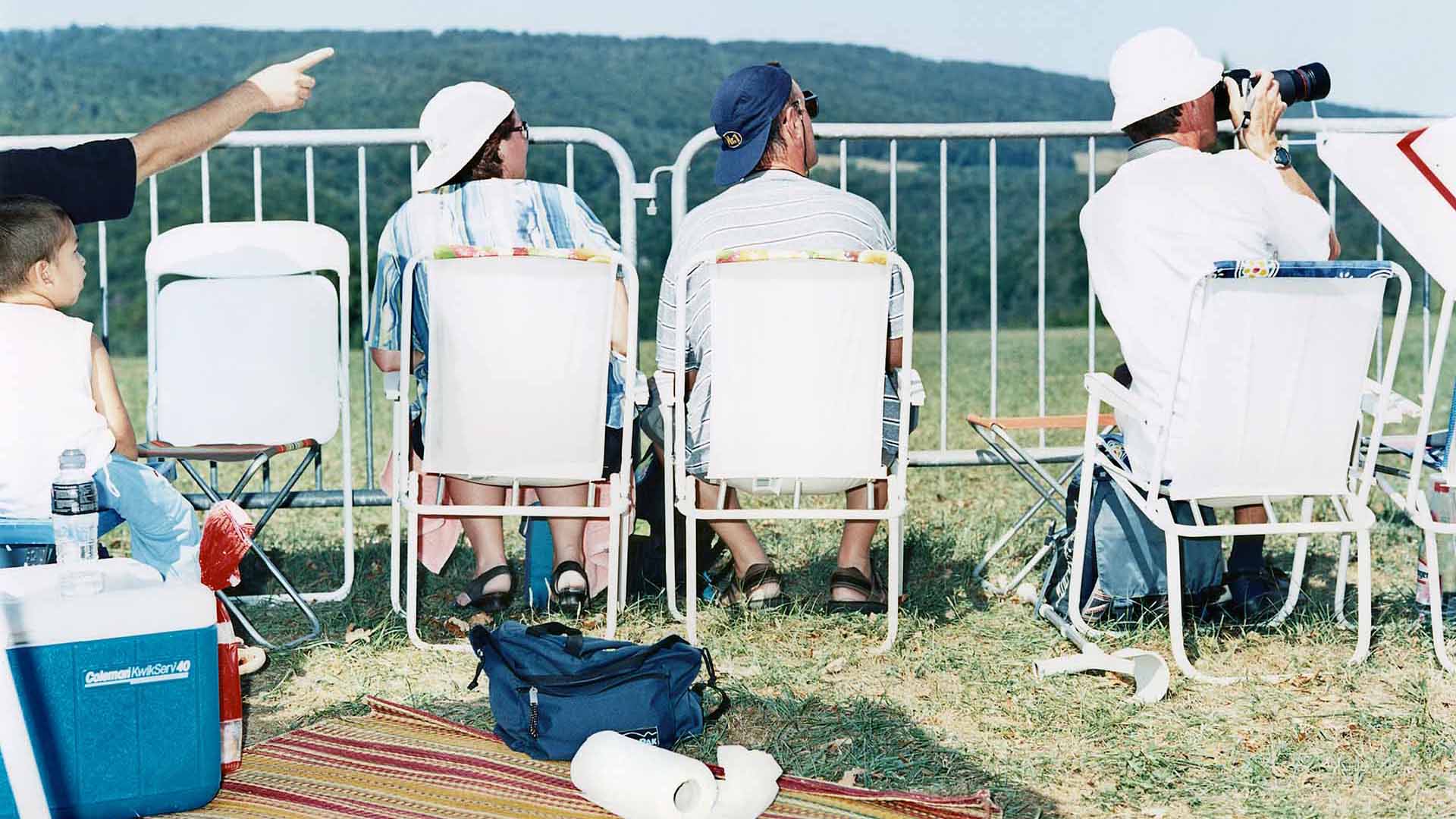  Ausgeruestet mit einer Kuehlbox und Campingstuehlen beobachten Besucher der Flugtage in Altenrhein, St. Gallen, am 9. August 2003 die Flugvorfuehrungen