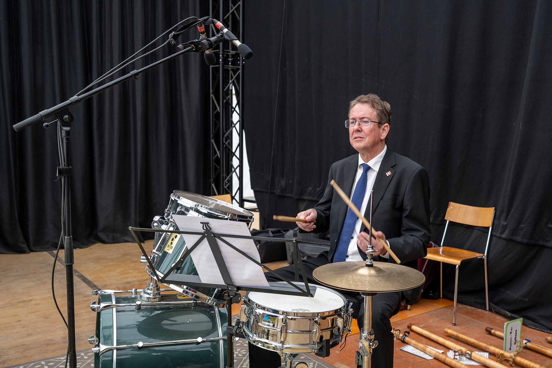 Bundesrat Albert Roesti spielt Schlagzeug am Eidgenoessischen Scheller-und Trychlerfest, am Sonntag, 23. August 2026, in Schuepfen.