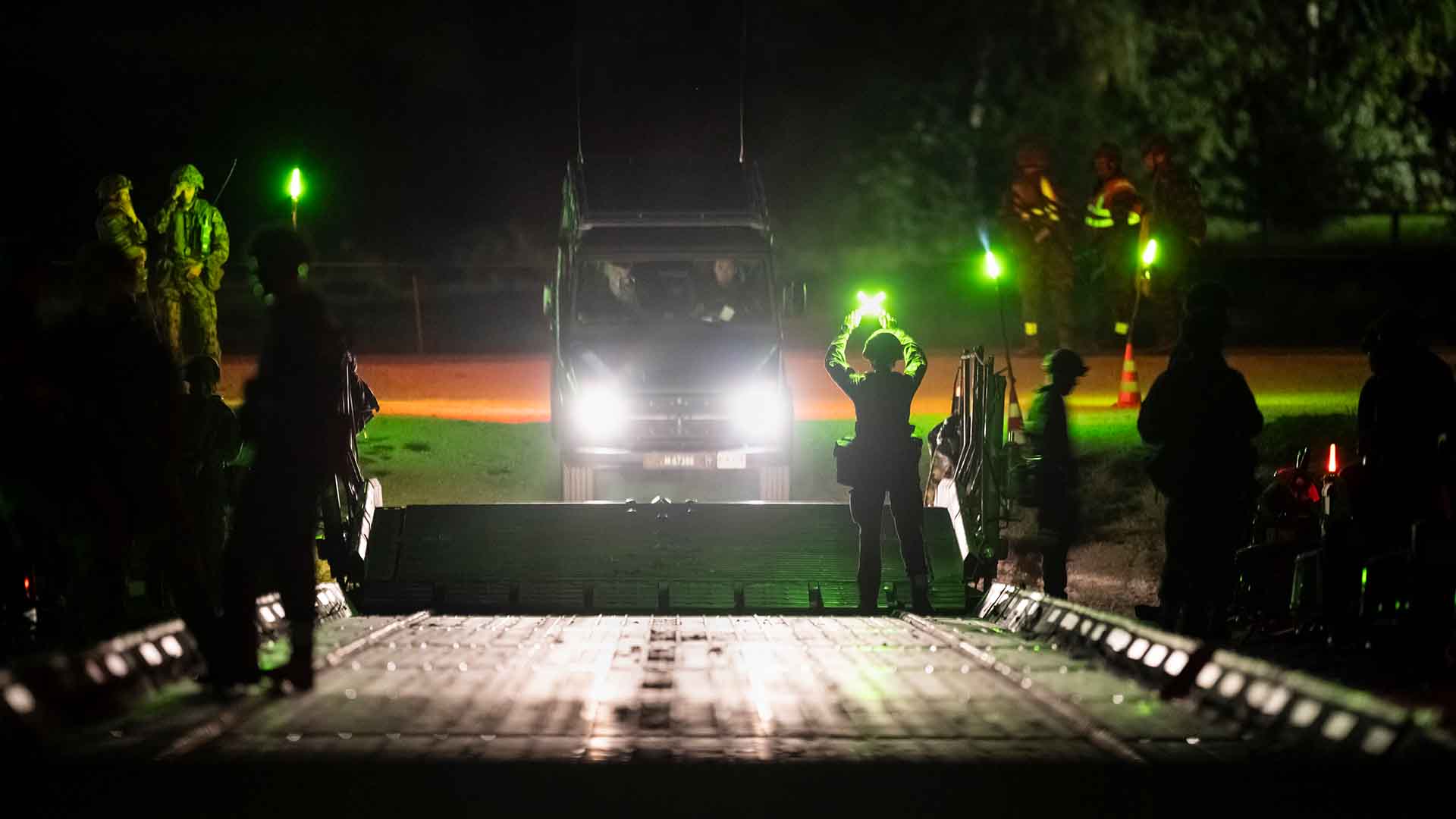 Ein Armeelastwagen faehrt auf eine kurz zuvor auf der Aare angebrachte Schwimmbruecke 95/15, im Rahmen der Volltruppenuebung "MOBILO 26", in der Nacht vom 24. auf den 25. September 2026 in Berken BE, unweit des Waffenplatzes Wangen an der Aare. Mit der Uebung trainiert die Schweizer Armee die rasche Mobilmachung eines mechanisierten Milizverbands und dessen Verschiebung ueber eine Distanz von fast 300 Kilometer zwischen Biere VD und Frauenfeld TG.