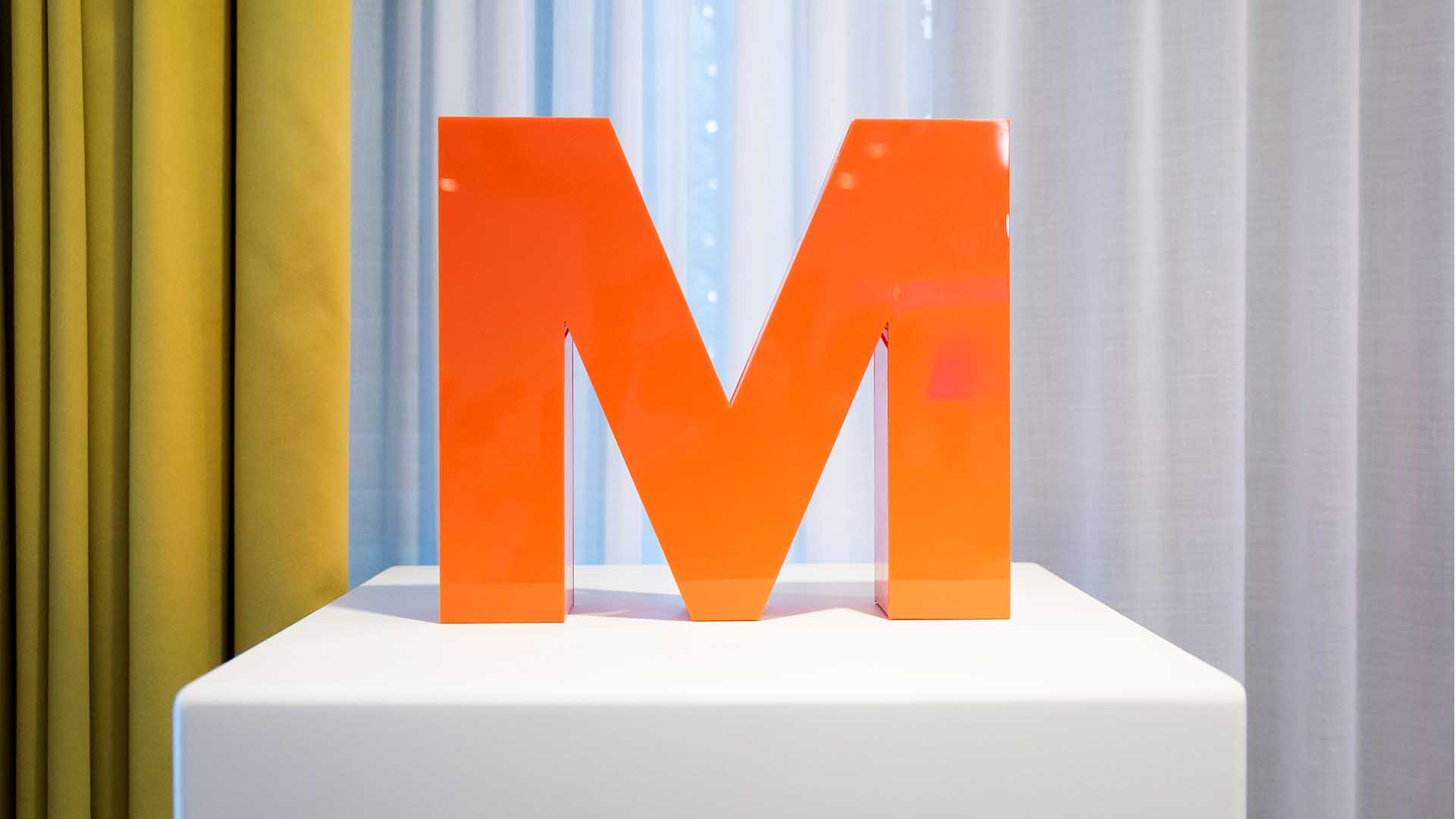 Ein Migros Logo, vor einer Medienkonferenz der Migros, am Montag, 26. Oktober 2026 in Bern.
